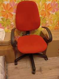 Офисное кресло, стул красный в хорошем состоянии