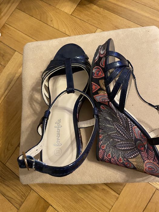 Sandały na koturnie