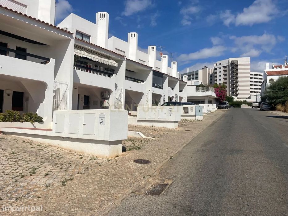 Apartamento T1+1 com Piscina e Jardim em Montechoro Albufeira