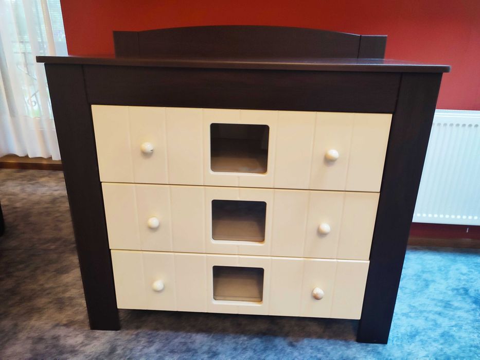 Szafa i komoda firmy Bellamy, drewniane łóżko z materacem