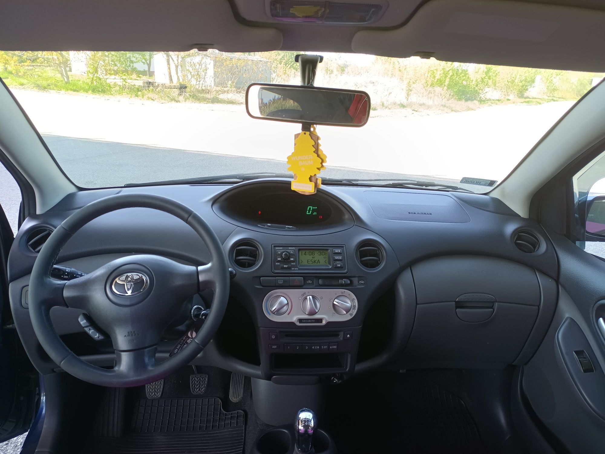 Sprzedam niezawodną Toyotę Yaris 1.3 benzyna.