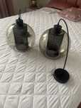 Dwie duze wiszace lampy