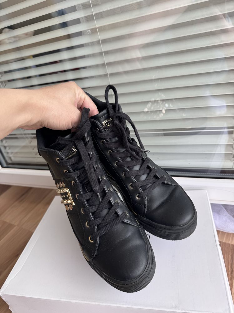 Guess sneakersy z ćwiekami na koturnie model Feelixi rozmiar 39