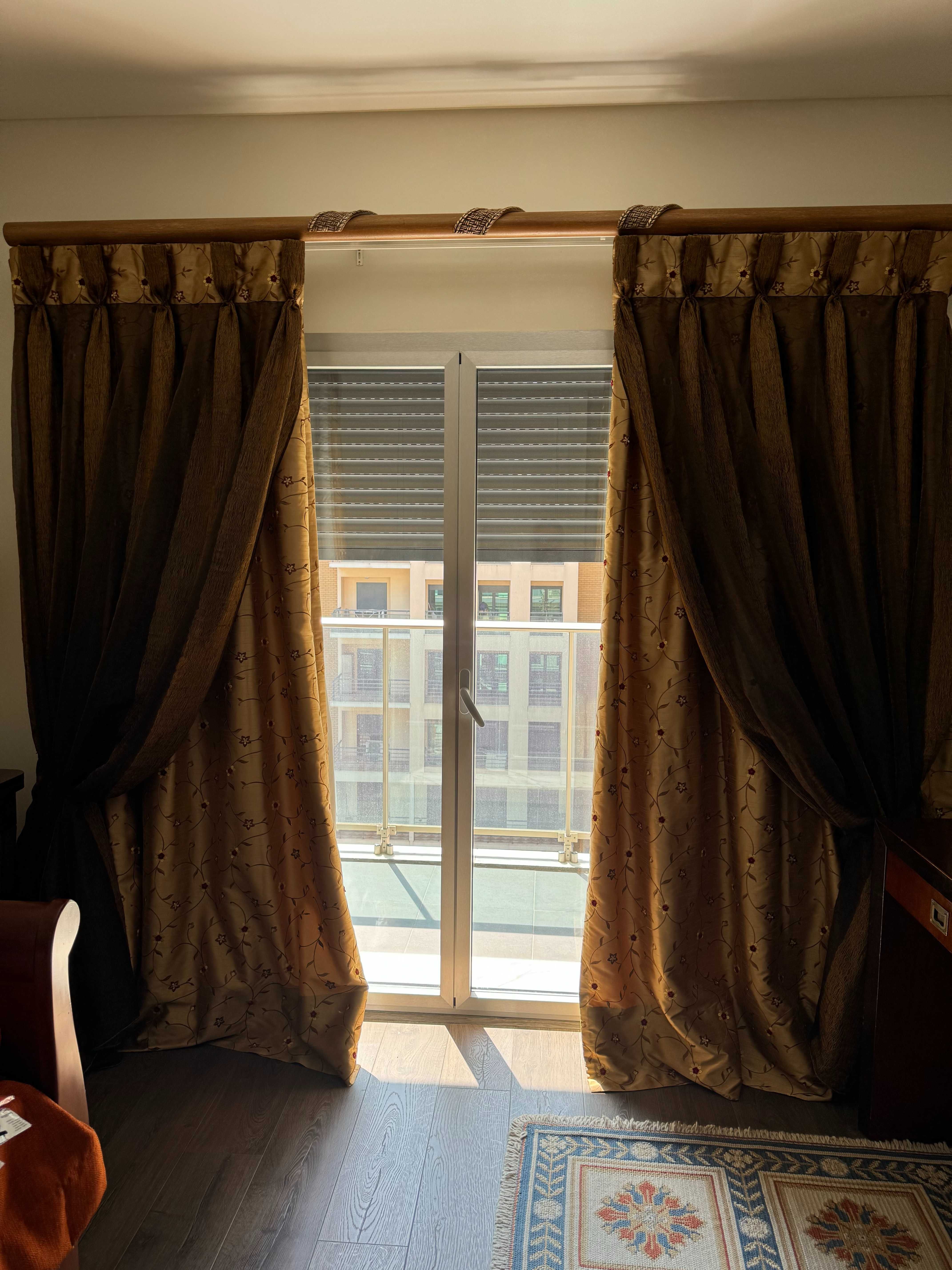 Cortinado com 2 tecidos em cor dourado e castanho