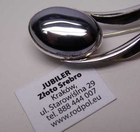 Srebrna broszka z hematytem.