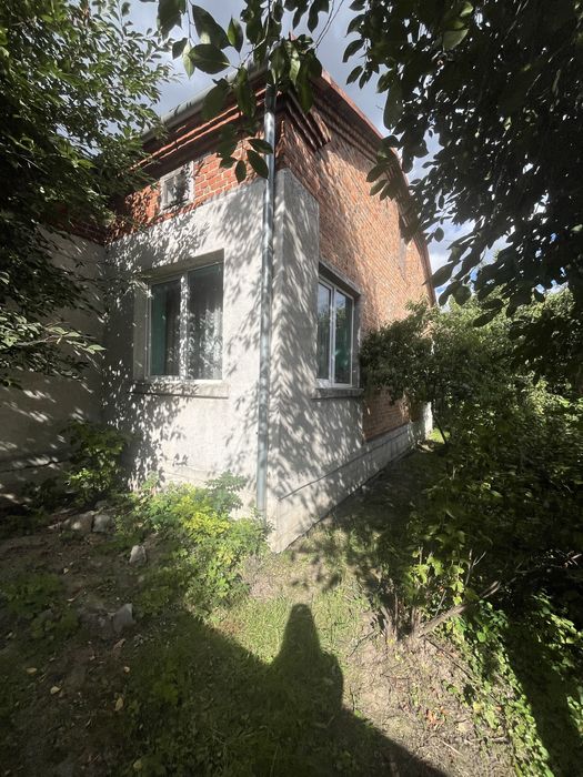 Продаж житлового будинку з великою ділянкою у центрі Куликова!