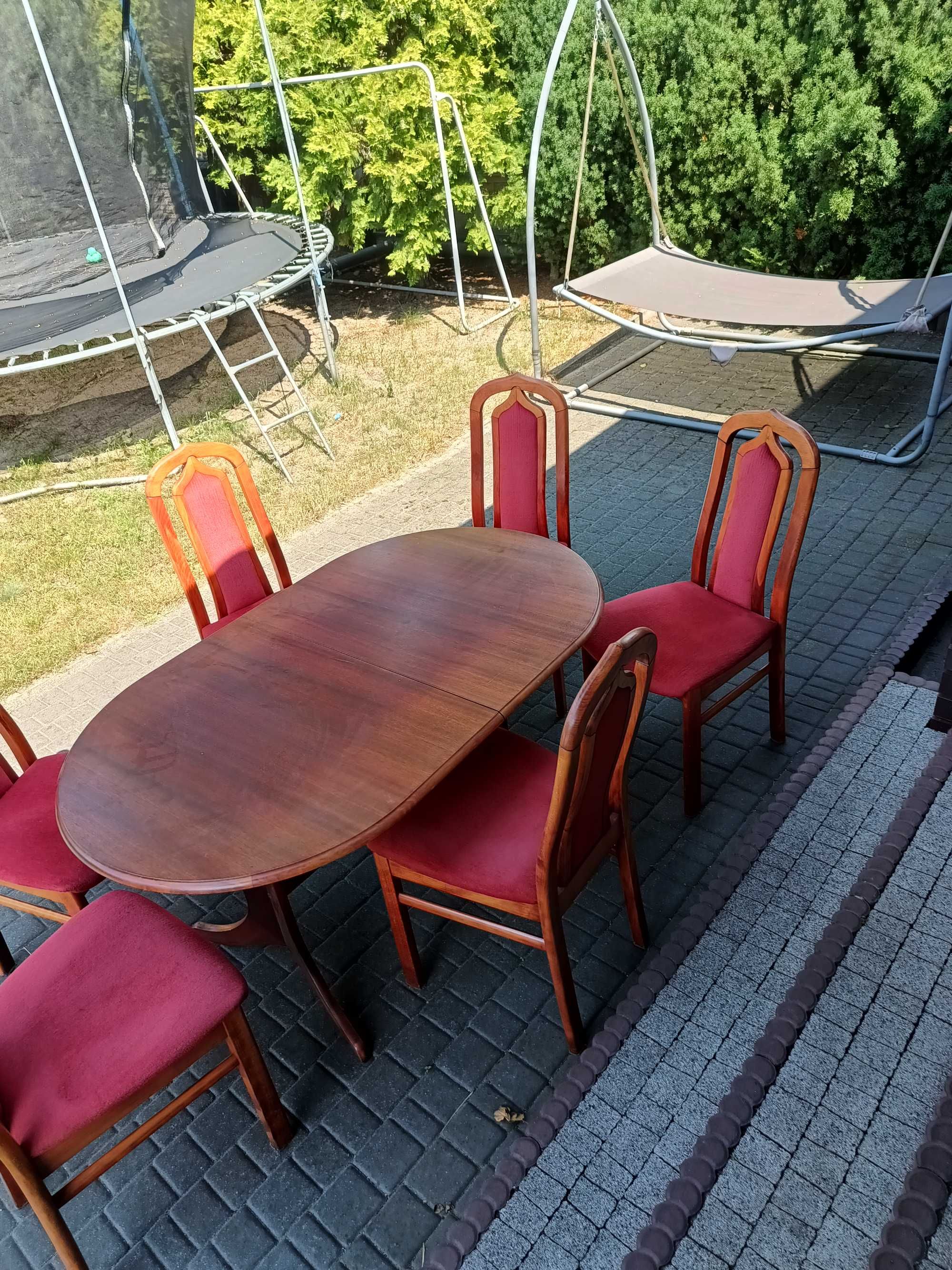 Stół z krzesłami kanapa