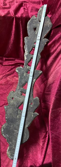 Peças antigas em madeira entalhada manualmente