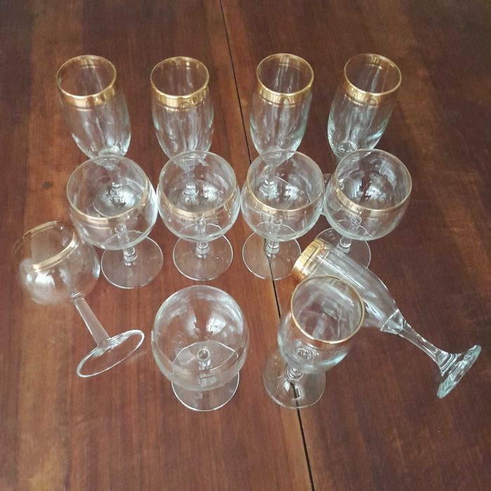 Conjunto de 12 copos com detalhes dourados