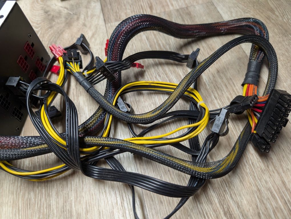 Блок питания Raidmax Vampire 1000w gold standard
