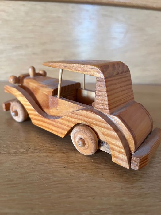 Drewniany samochód. Zabawka, eksponat, prezent, model.