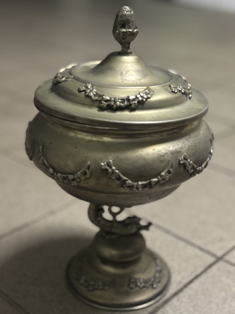 Taça com tampa em estanho