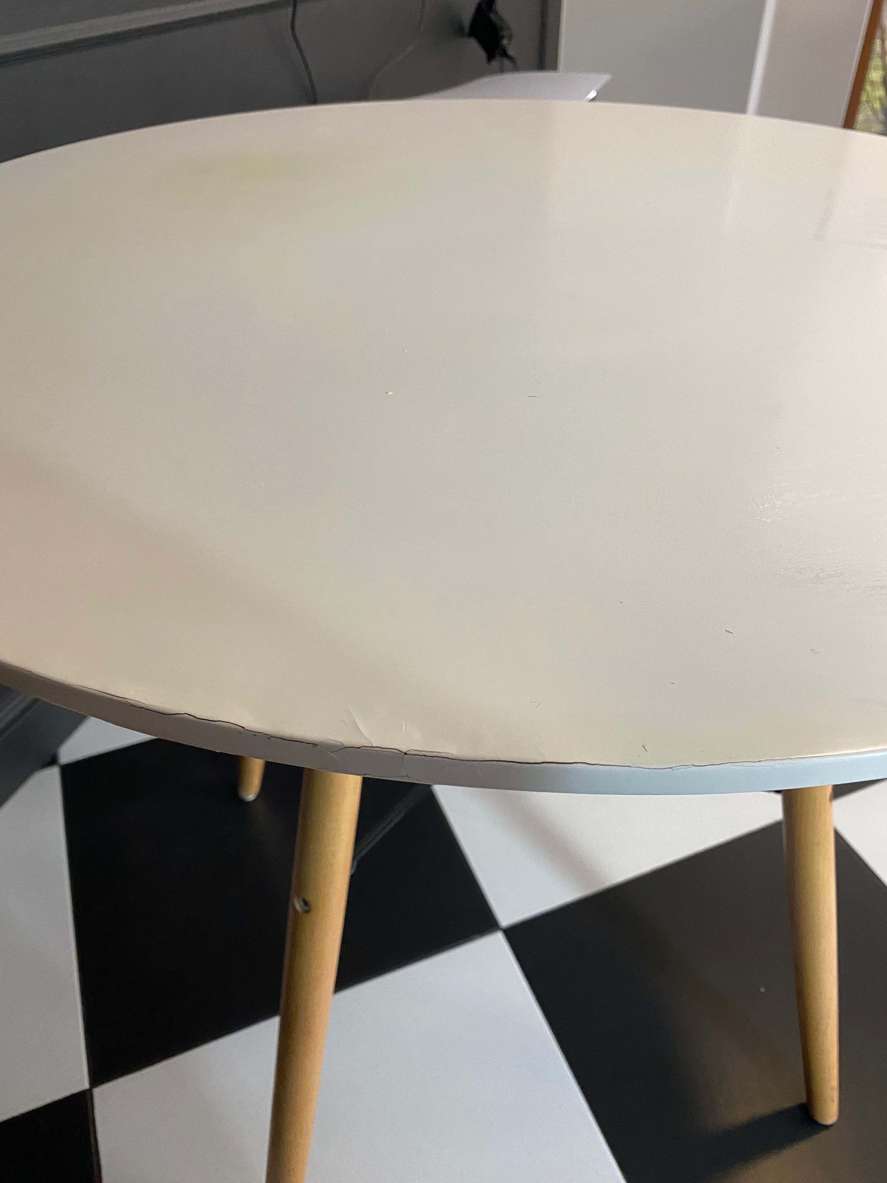 Biały okrągły stół stolik z drewnianymi nóżkami