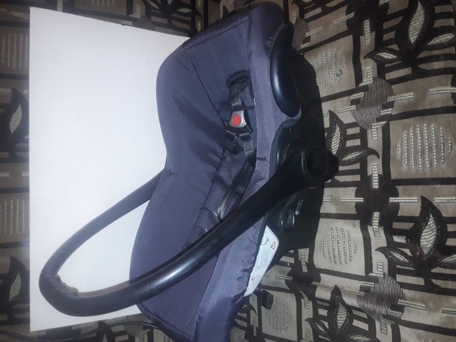 Дитяче універсальне автокрісло -люлька ,фірми  Carlo Karwala