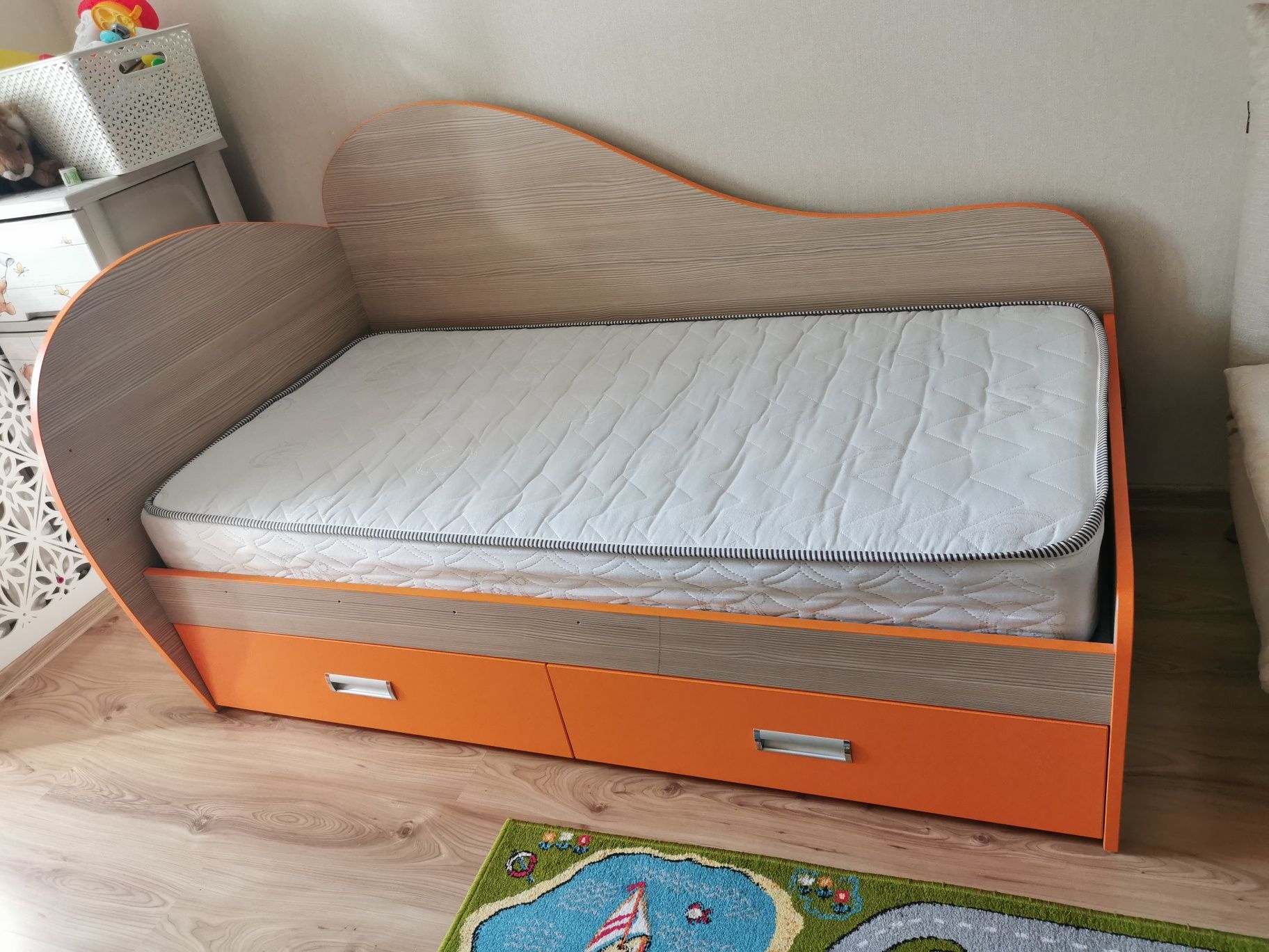 Ліжко, кровать для дитини до. 9-10 з бортиком років