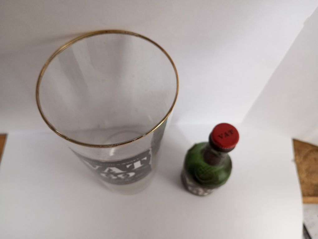 Copo VAT 69 e garrafa em miniatura Vat69