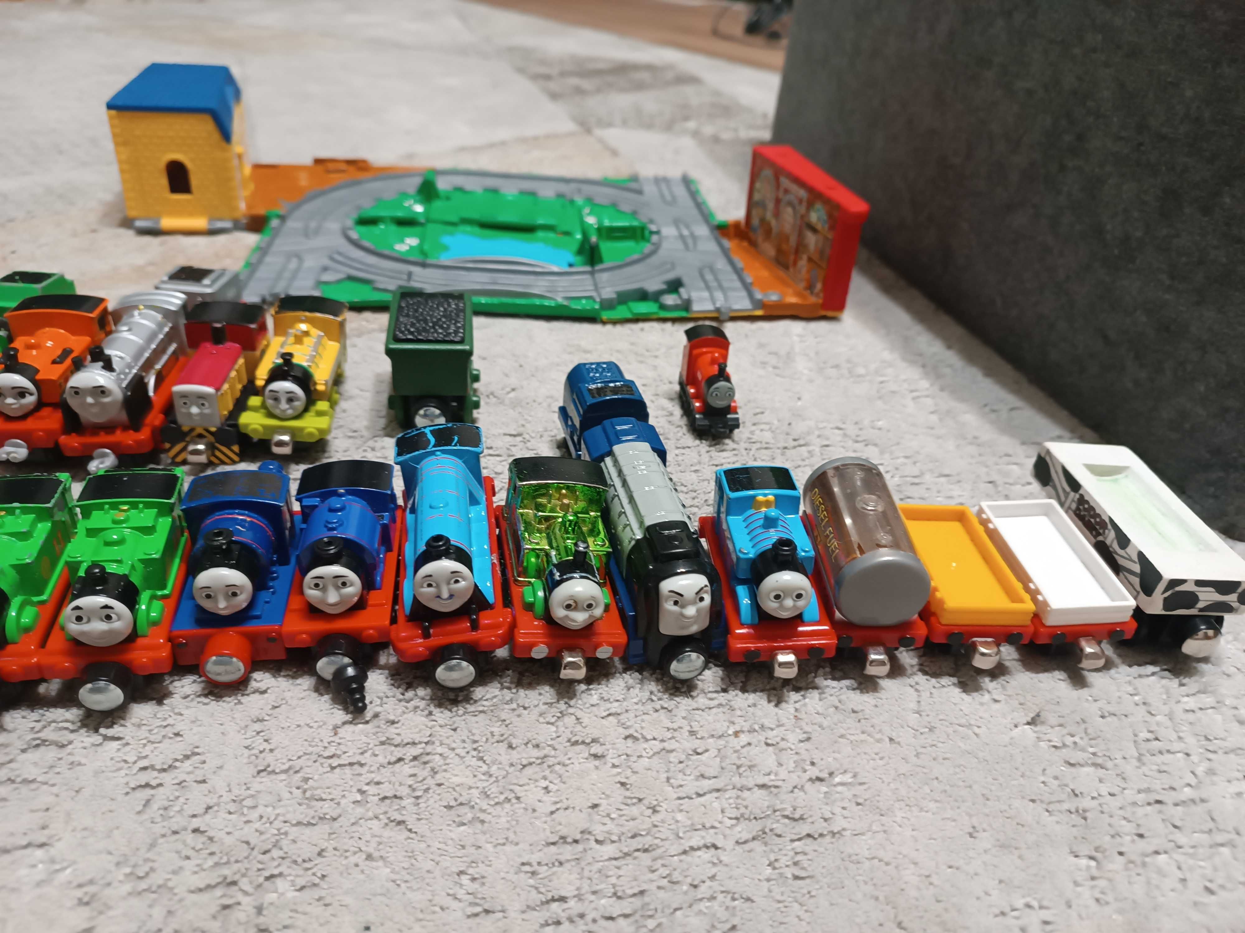 Tomek i przyjaciele wagony lokomotywy pociagi tory