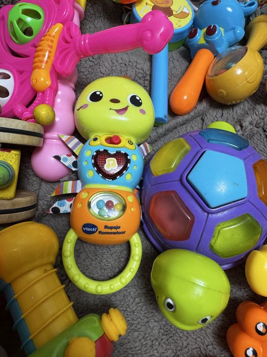 Величезний лот іграшок для немовлят