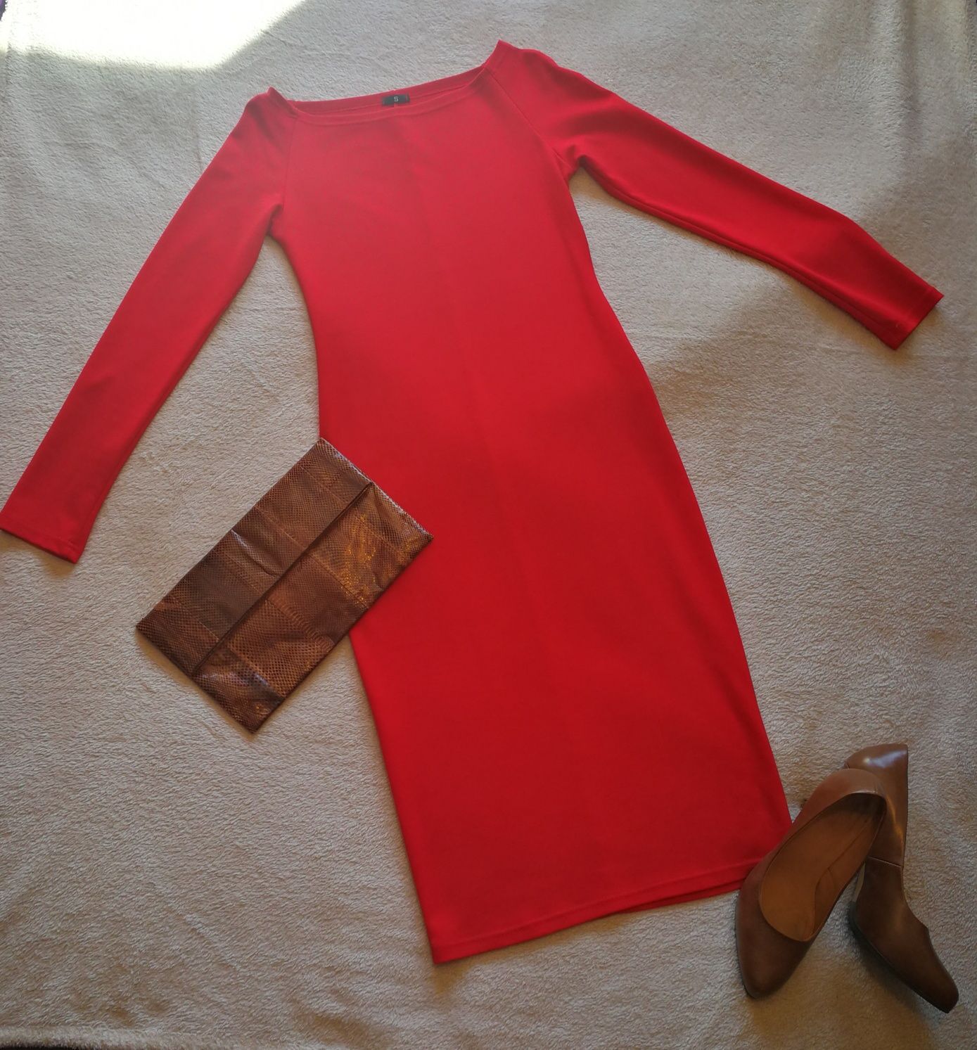 Czerwona dopasowana ołówkowa sukienka