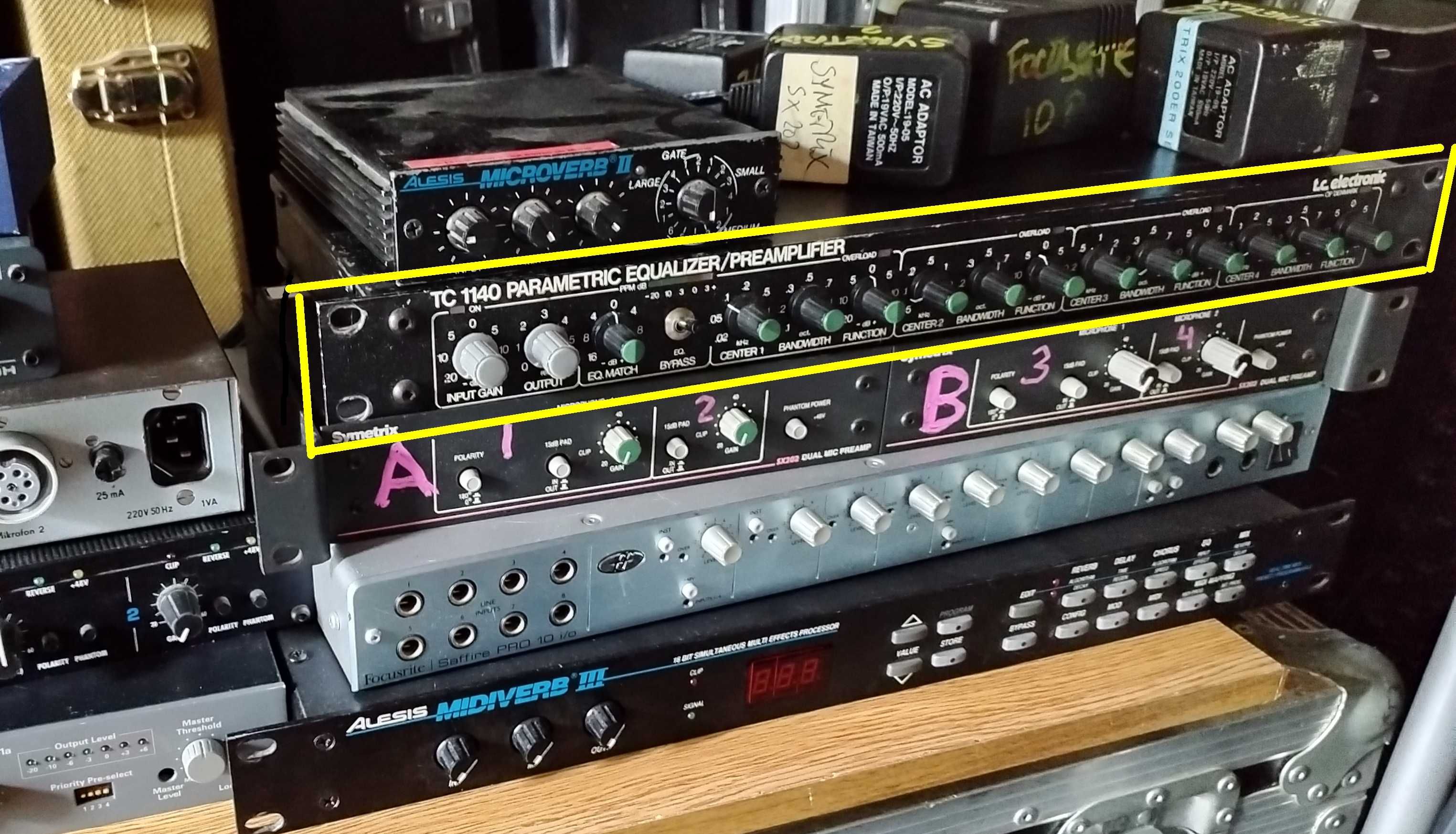 Microfones e material de estúdio/palco: AKG, Focusrite, Sennheiser etc