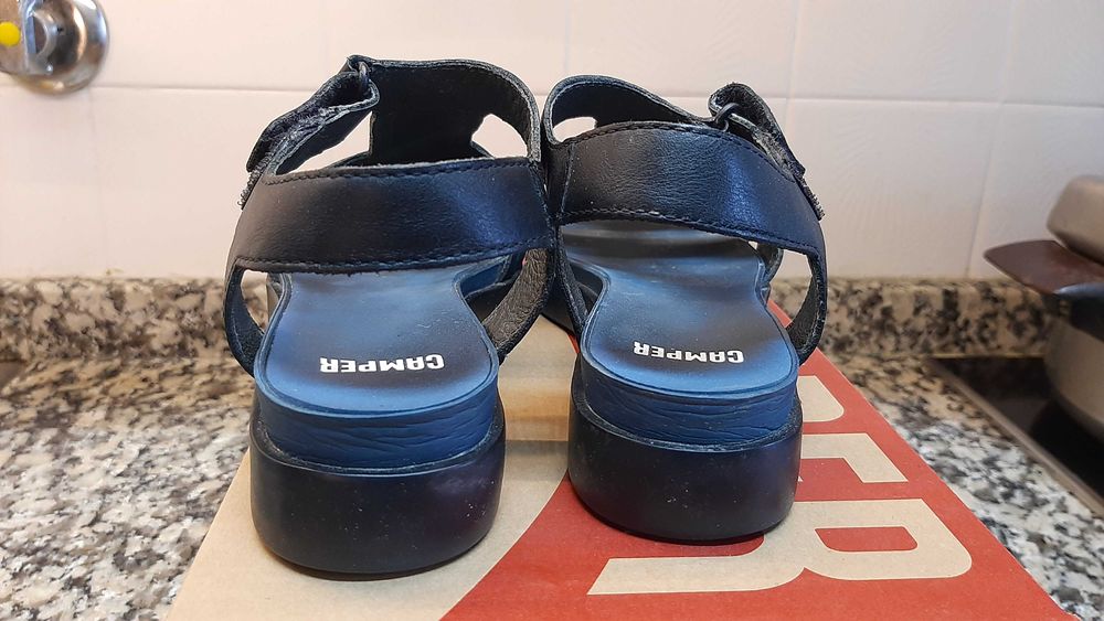 Sandálias 36, da CAMPER, azuis e pretas, em pele – bom estado