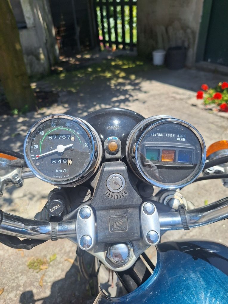 Honda CM 125 muito bem estimada
