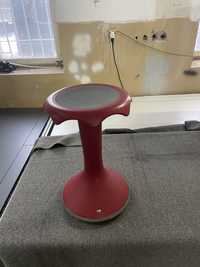 Krzesło stołek balansujący VS Hokki