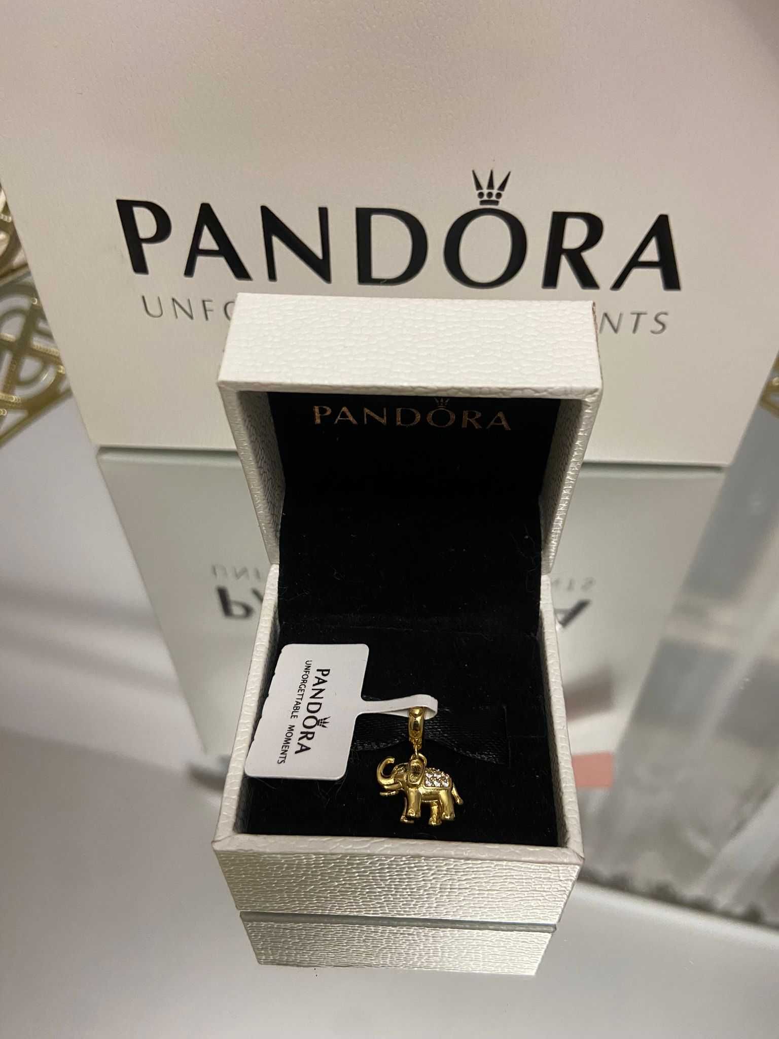 Charms Pandora – Złoty Słoń z Trąbą do Góry