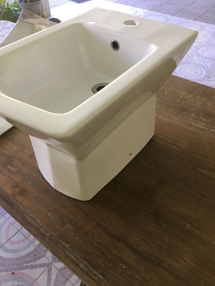 Bidé semi novo..