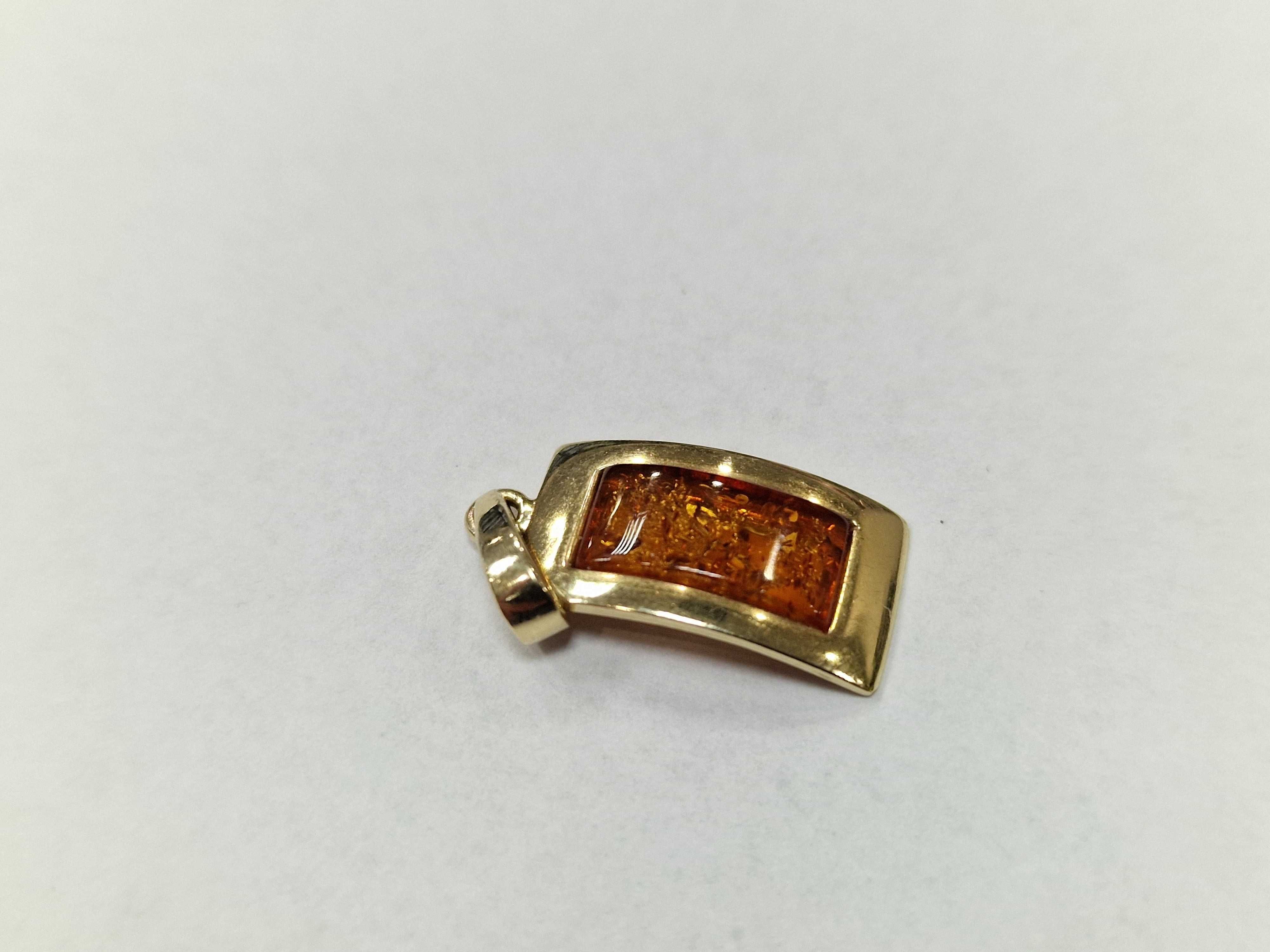 Złoty wisiorek damski/ 585/ 2.03 gram/ Bursztyn