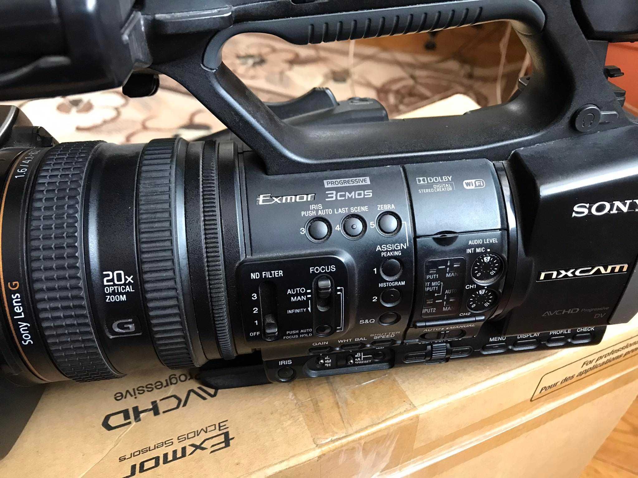 Відеокамера профі Sony HXR-NX3E