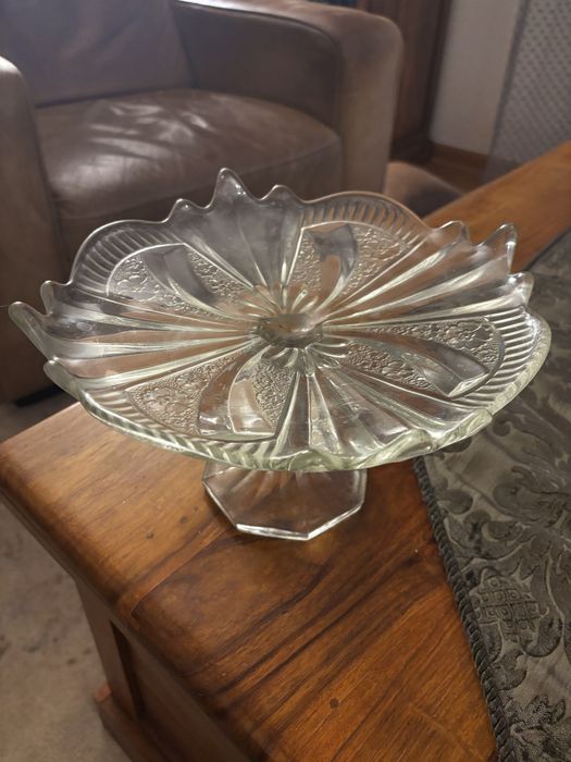 Szklana patera na nóżce – vintage z czasów PRL