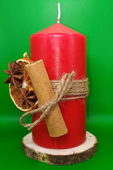 Świąteczna świeca dekoracyjna na drewnie.