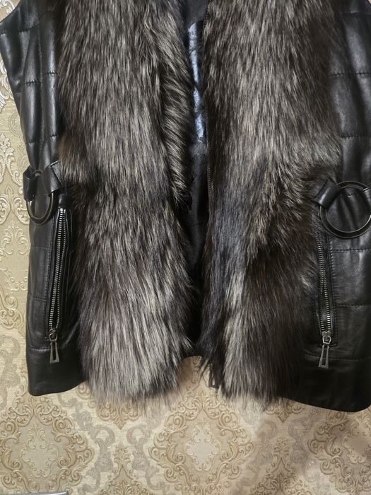 Жилетка жіноча,шкіряна з хутром