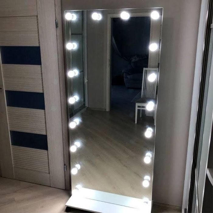 Гримерное зеркало с лампами. На колесах, настенное для макияжа