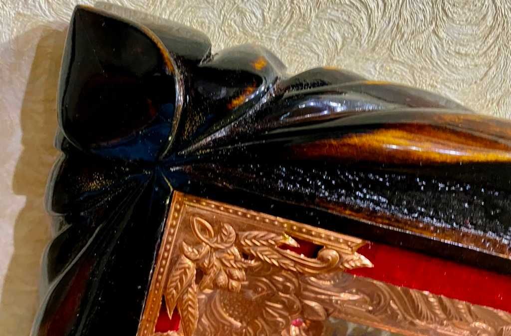 Казанская икона Божией Матери в красном,резная рама,ручна робота