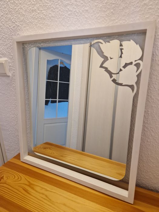 Lustro w białej ramie