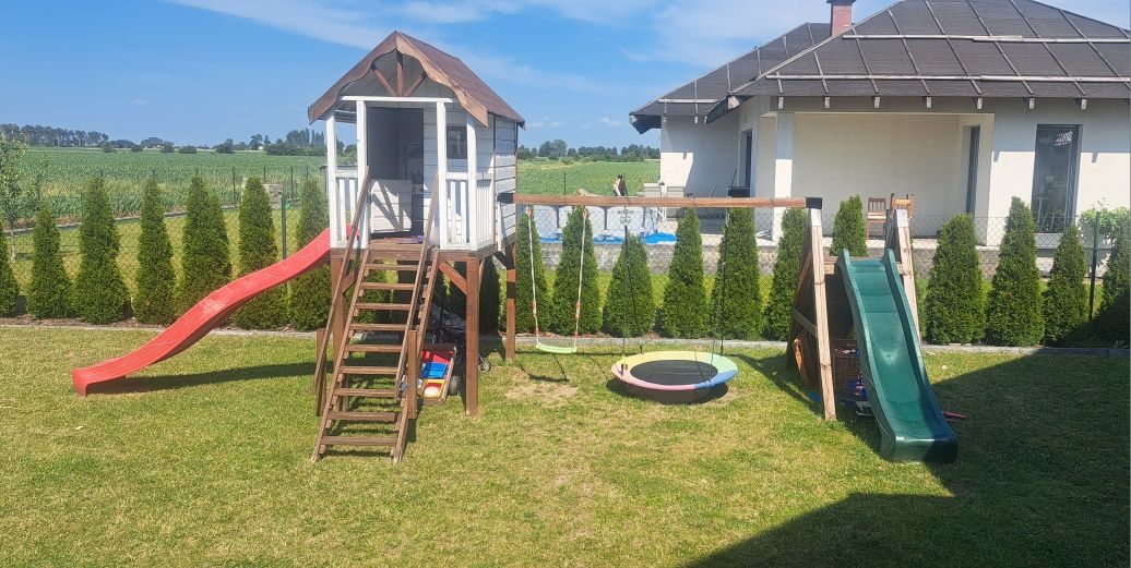 Plac zabaw drewniany z domkiem i zjeżdżalniami