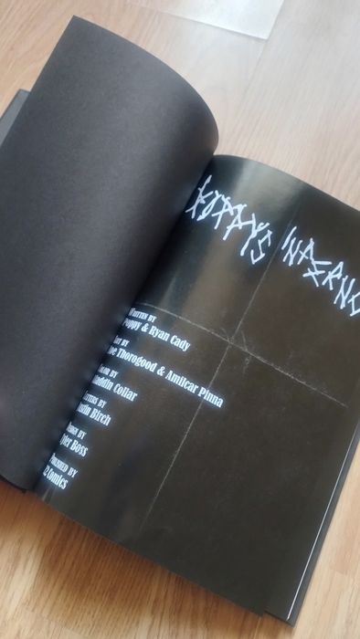 Poppy Poppy's Inferno blue komiks książka twarda