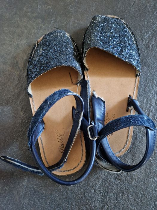 Sandálias azuis escuras número 31.