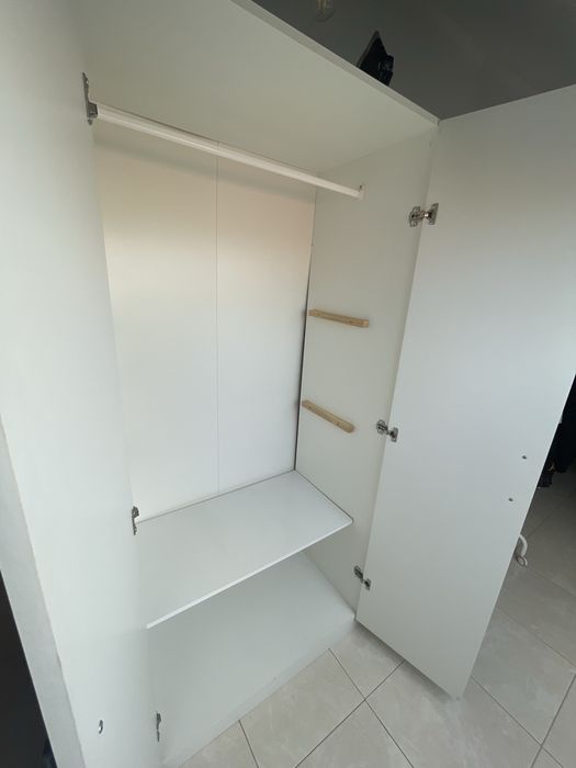 Roupeiro usado com prateleiras