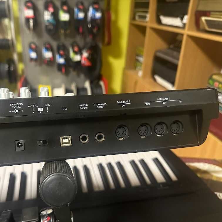 Продам MIDI-клавіатуру Novation 61SL Mkll