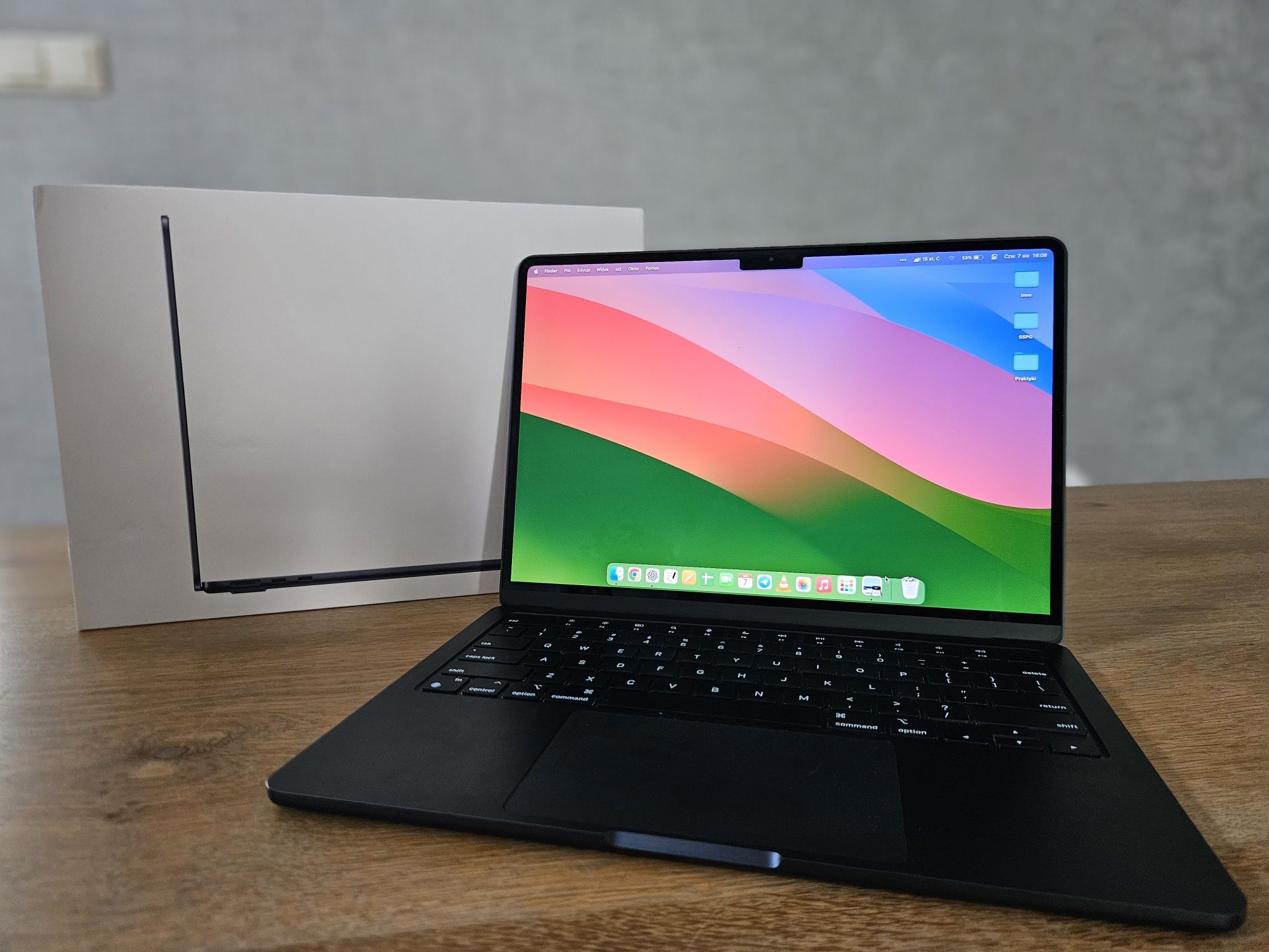 Apple MacBook Air M2 13.6 - stan idealny, plus dodatki
