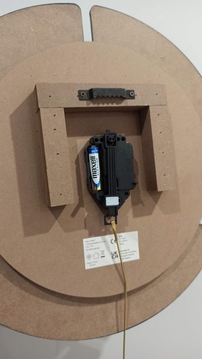 Duży zegar ścienny z wahadłem