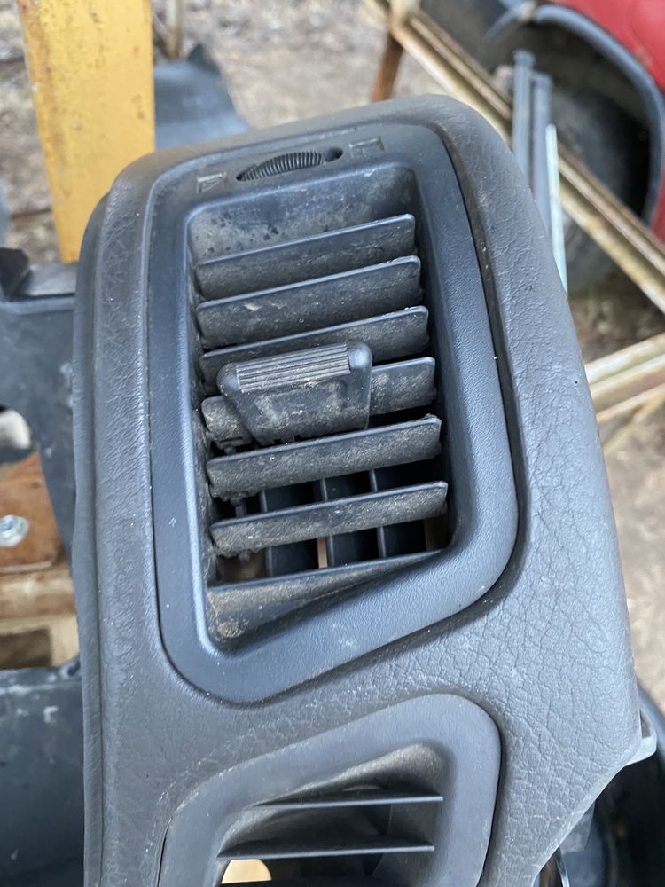 Kratka nawiewu Nissan Terrano 2 L i P
