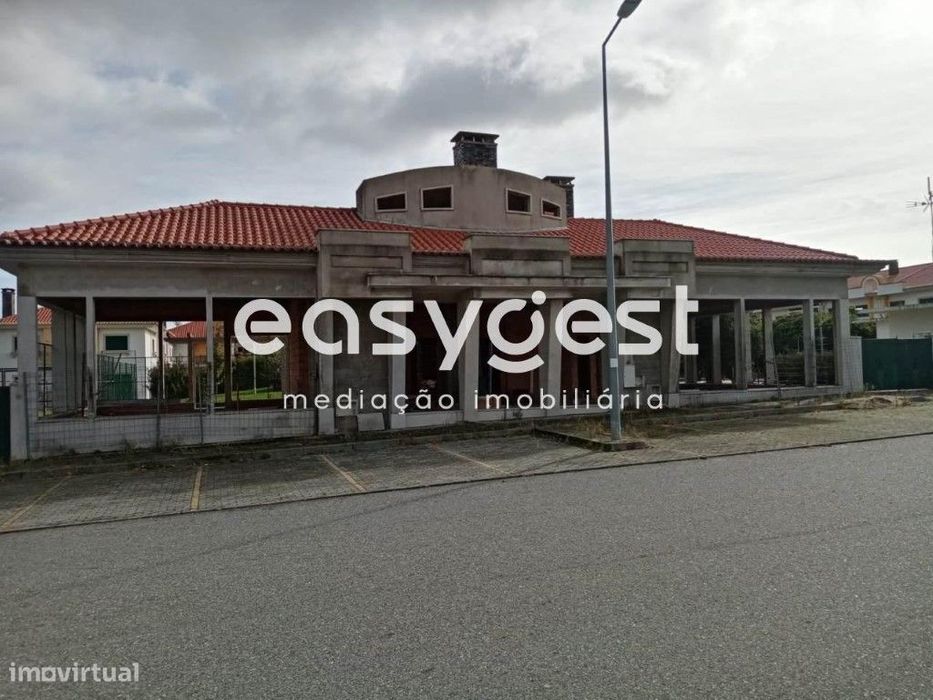 Espaço comercial emblemático em fase de construção no Fundão