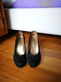 Sapatos pretos compensados