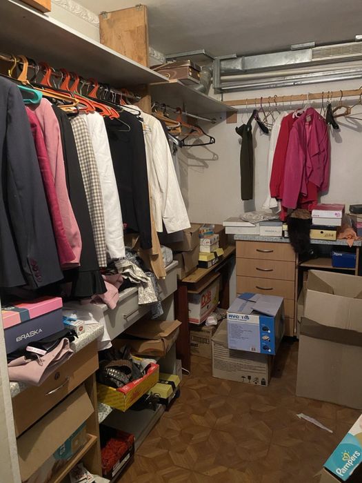 Потужне захищене підвальне приміщення (110 м²) ; вентиляція; санвузол;