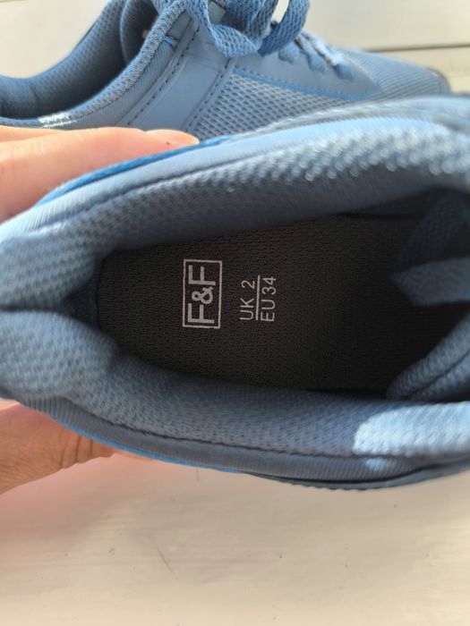 Кросівки, легкі кеди