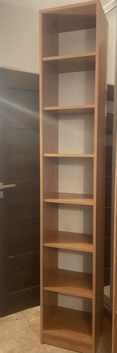 Wysoka, wąska biblioteczka